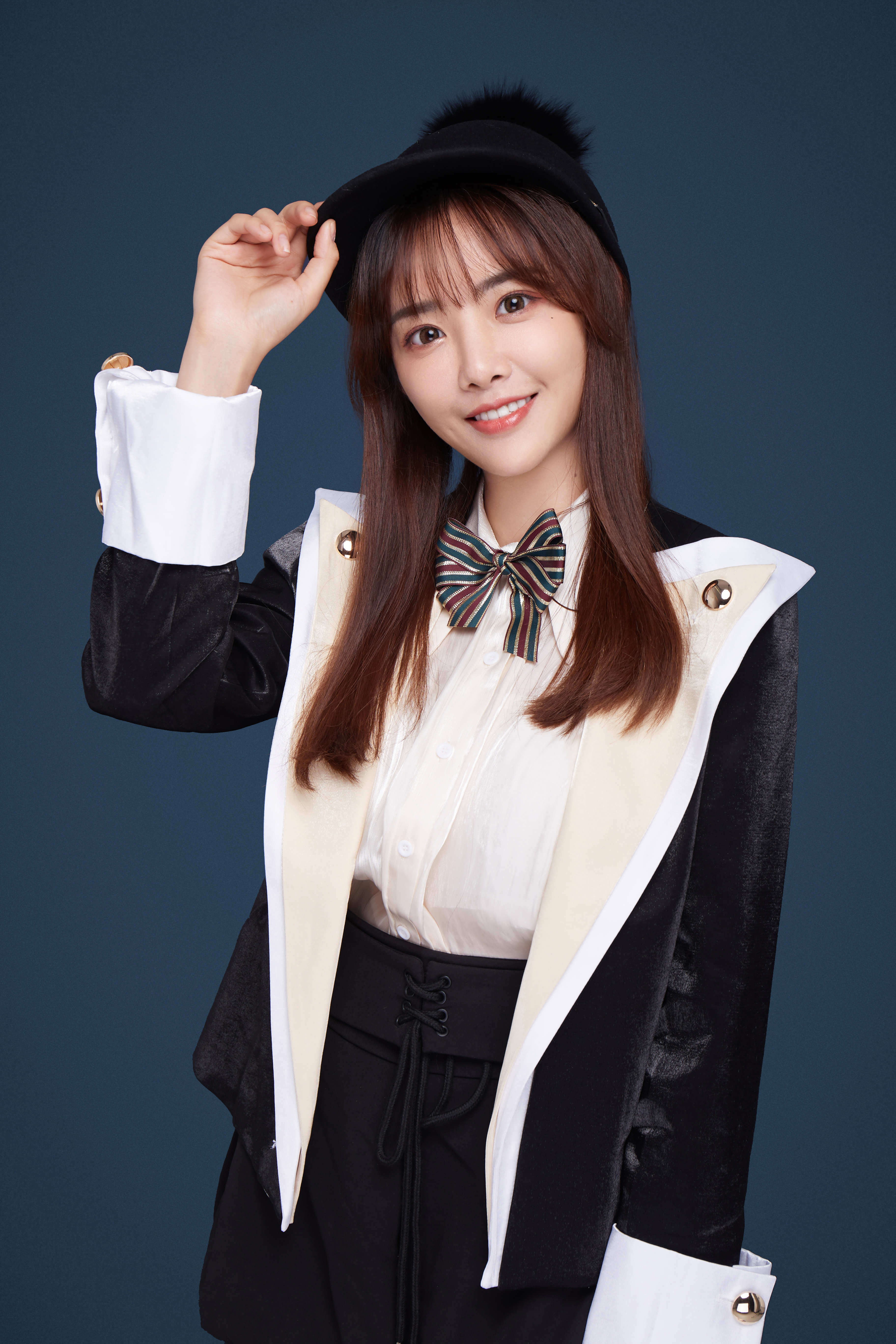  p>朱容君 sup class="normal">  /sup>,别名兔子牙,歌手,演员.