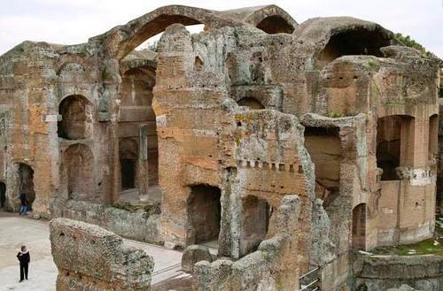  p>哈德良别墅位于 a target="_blank" href="/item/意大利/148336"