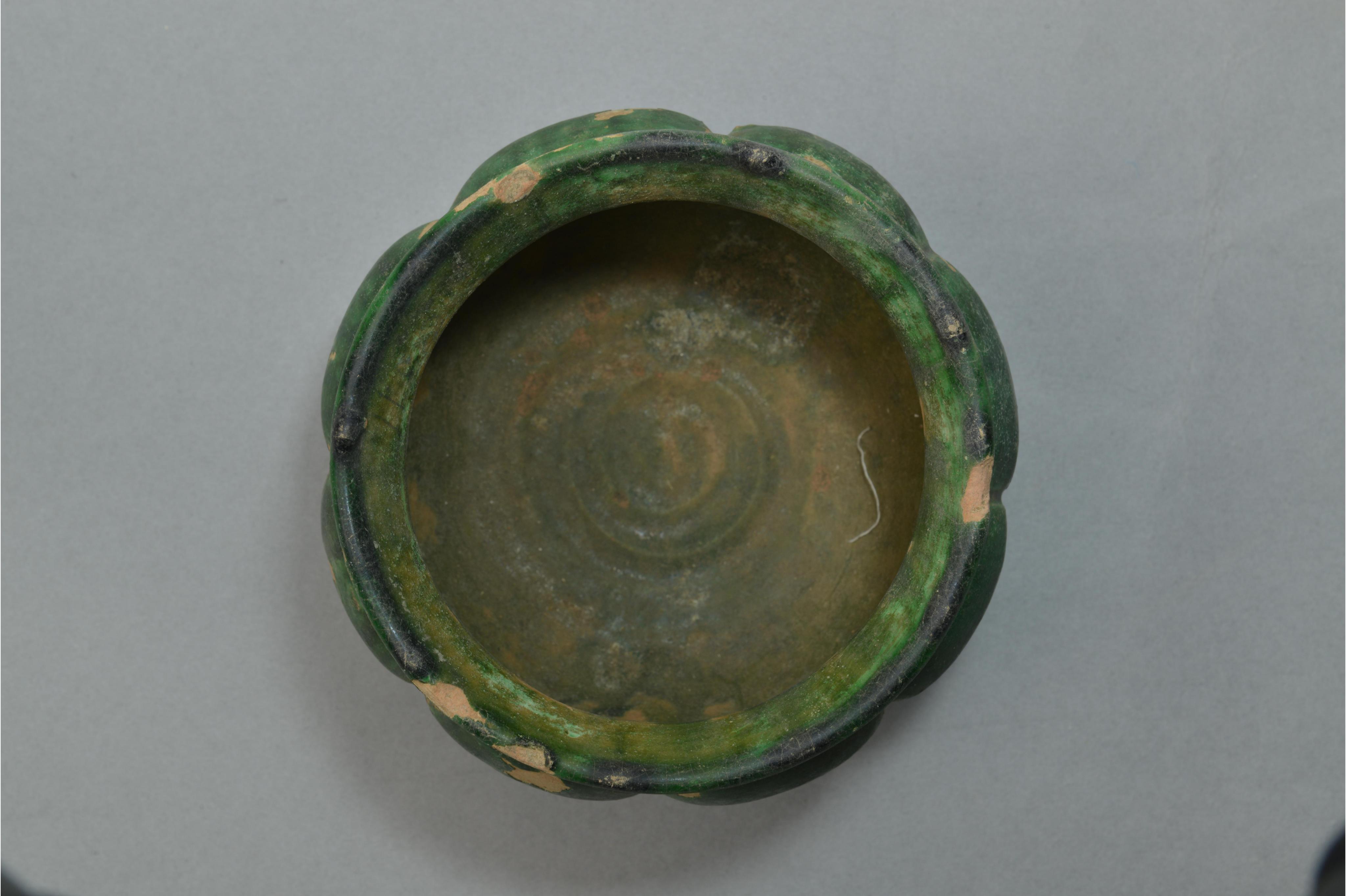 唐绿釉陶爪棱罐