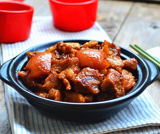  p>焖肉大多是会添加土豆,莲藕,山药之类的配菜一