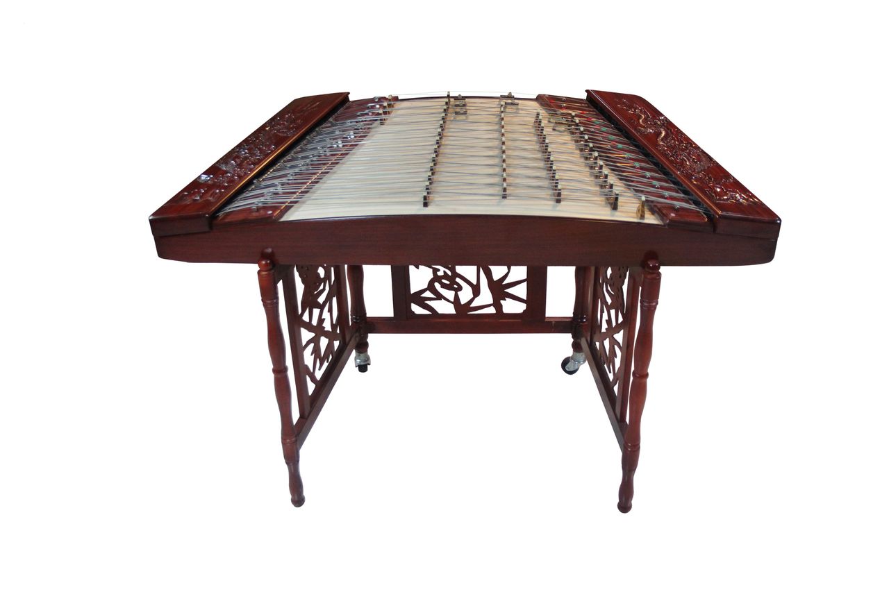  p>扬琴,又称洋琴,打琴,铜丝琴,扇面琴,蝙蝠琴,蝴蝶琴,击弦乐器.