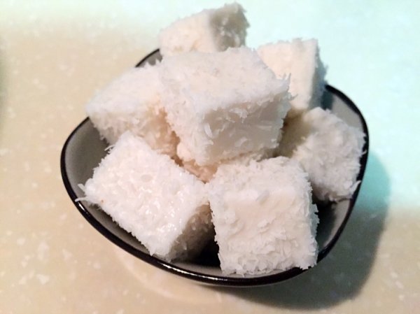 id="28828">牛奶 /a>,椰浆,玉米淀粉为主料,白糖,椰蓉为辅料的糕点