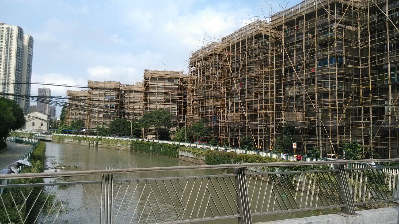  p>罗秀新村位于罗秀路龙川路与罗秀路平福路中段,隶属于上海市徐汇区