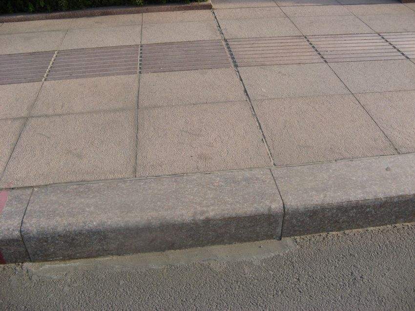  p>缘石指的是设在路面边缘的界石,俗称 a target="_blank" href="