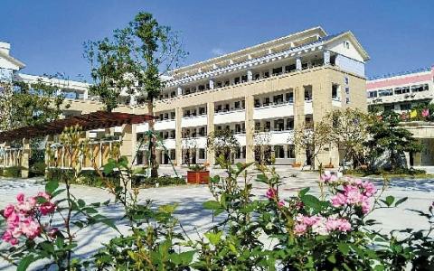  p>海宁市实验小学位于举世闻名的观潮胜地和皮衣之都—— a href="#"