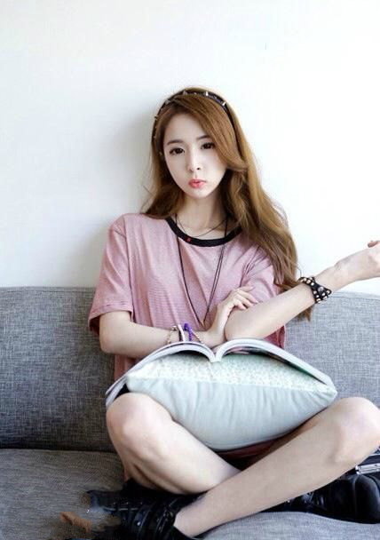  p>《当年一枪震八方》是mc王佳演唱的一首流行歌曲,收录于其个人第一