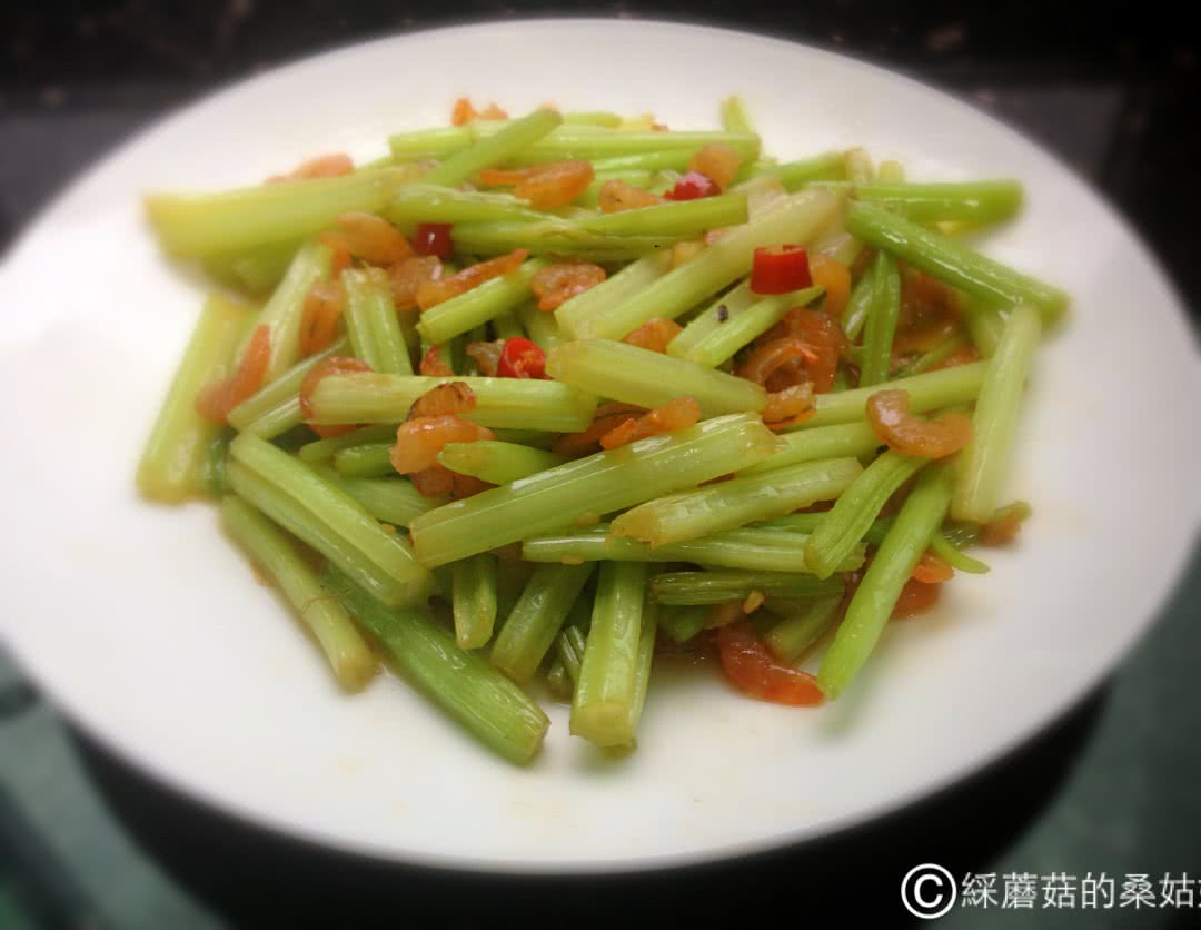  p>虾米炒芹菜是一道菜,制作材料有干虾米,芹菜,植物油,酱油,盐. /p>