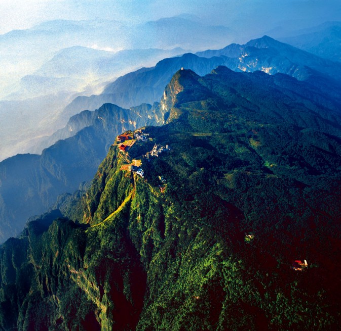  p>峨眉山(mount emei)位于北纬30°附近,四川省西南部,四川盆地的