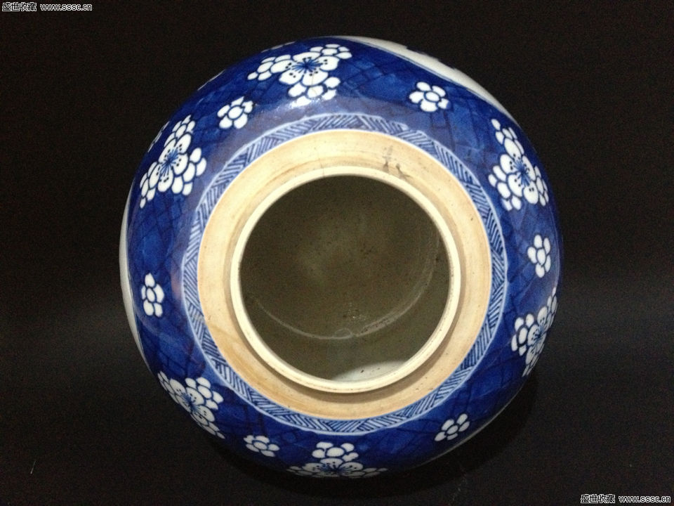 清康熙青花冰梅开光博古纹罐