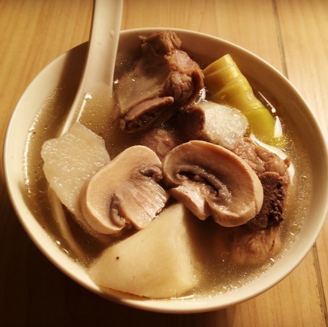 蘑菇山药冬笋排骨汤