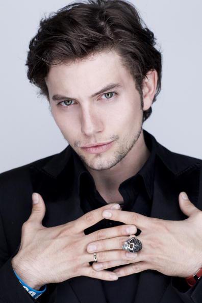  p>杰克逊·拉斯波恩(jackson rathbone),1984年12月21日出生于新加坡