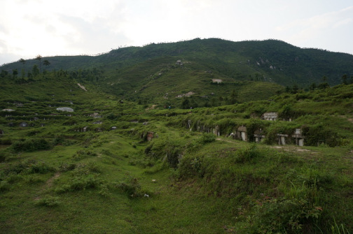 杨公风水之阴宅原则：峦头寻龙点穴与挨星取运的关键要点