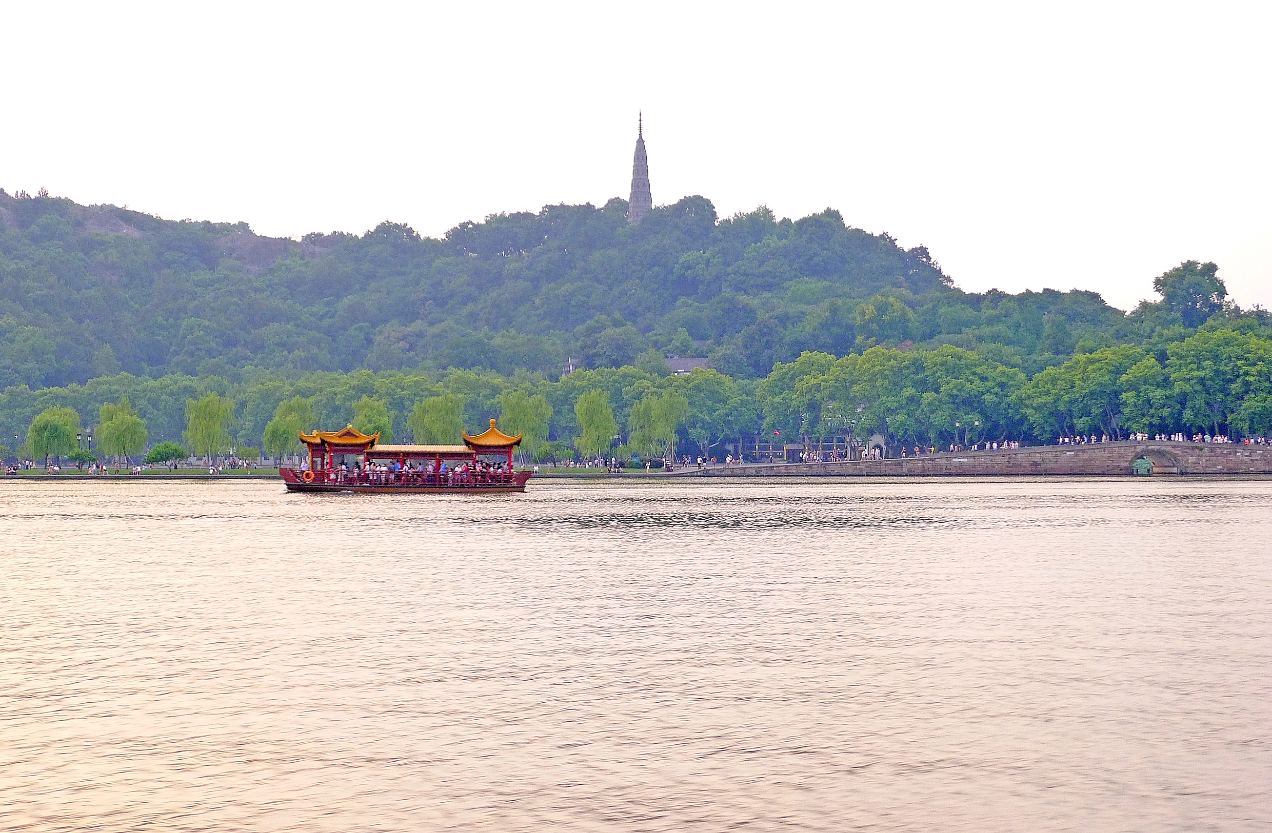  p>杭州西湖风景名胜区,位于浙江省杭州市中心,分为湖滨区,湖心区