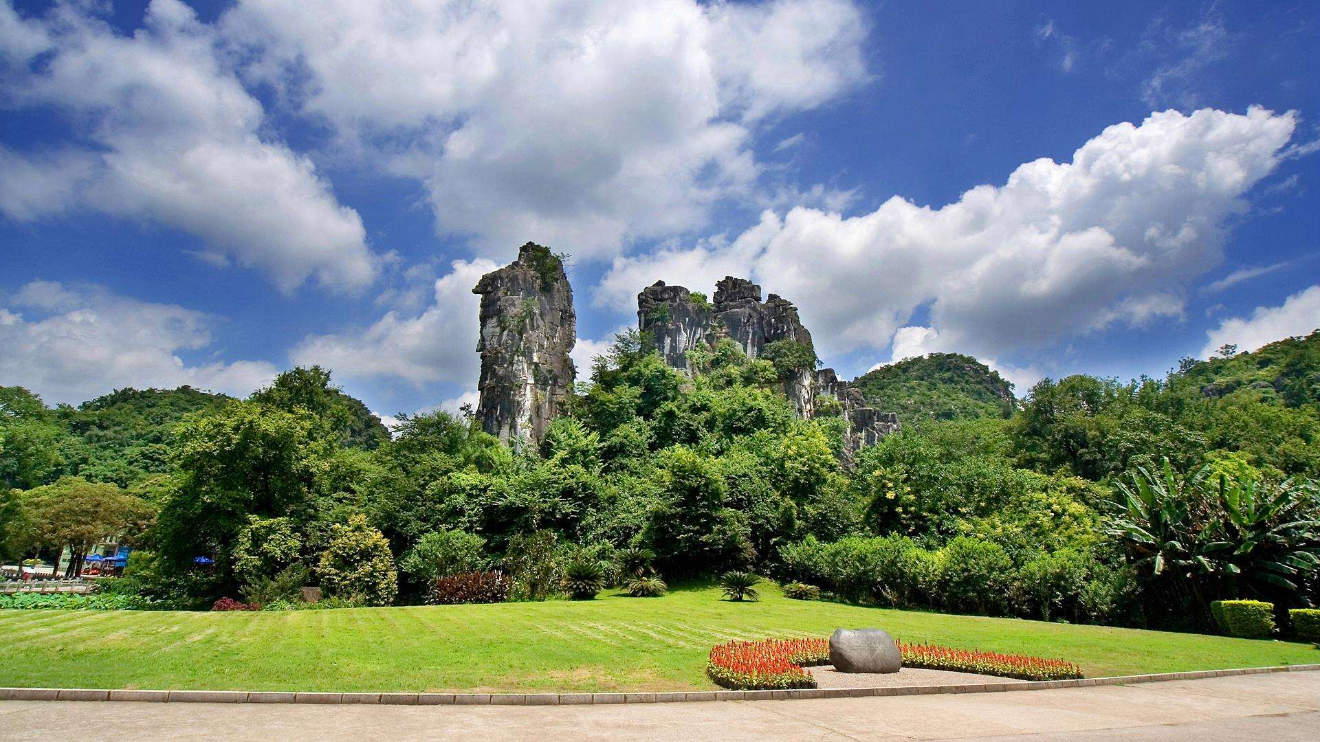  p data-id="gnwzsjb823">骆驼山位于桂林七星公园内,为桂林市名山之