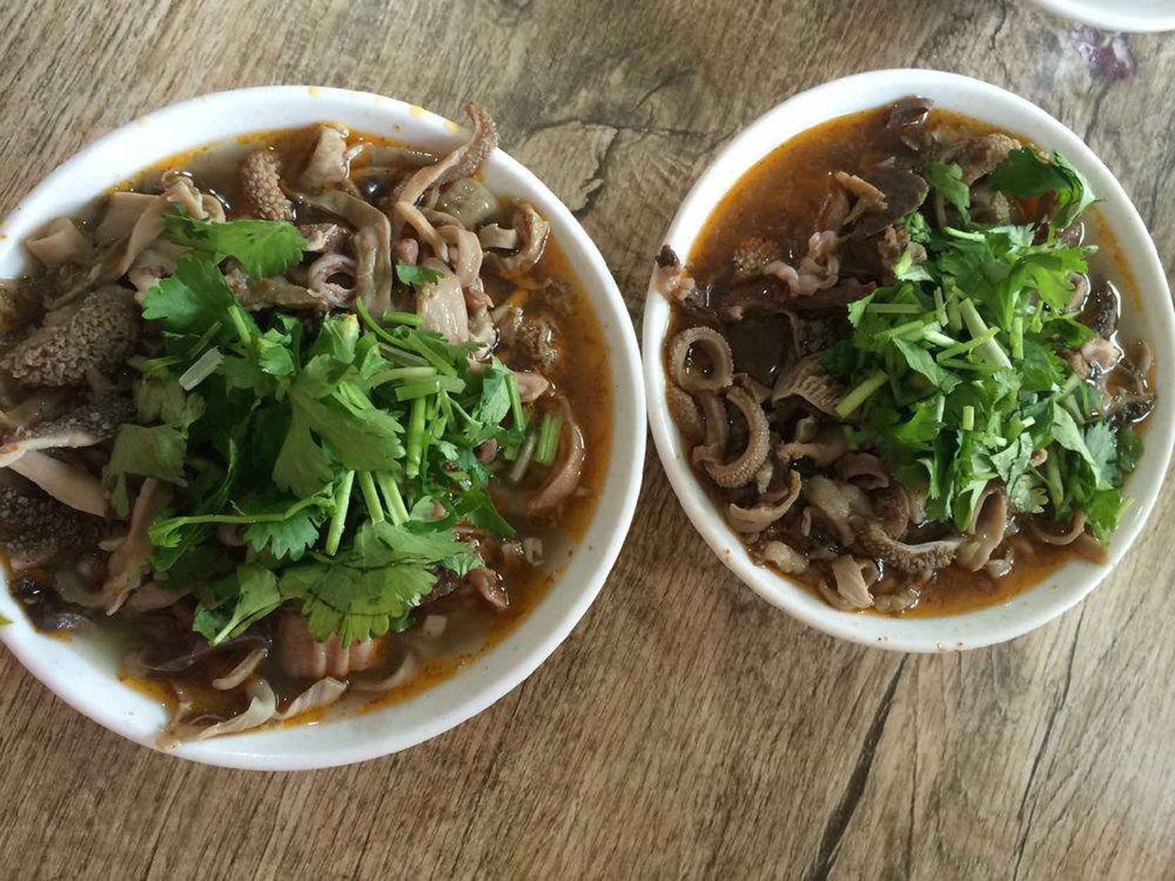  p>羊杂碎是内蒙古自治区包头市的一道传统风味小吃,属于西北菜;包头