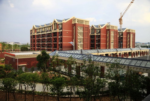 广外佛山外校")是2014年由广东外语外贸大学与佛山市国信控股合作创办