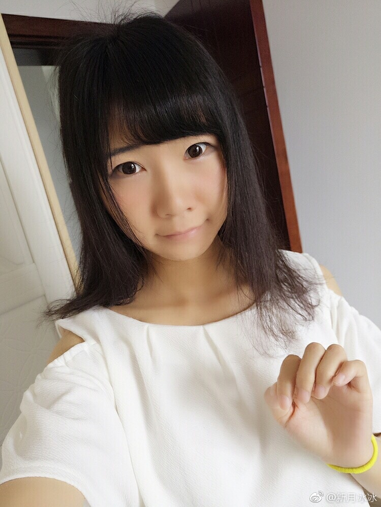  p>新月冰冰,中国配音演员,网络歌手.