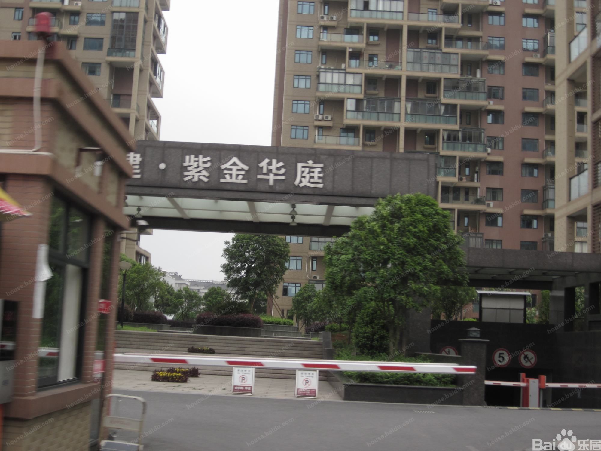 紫金华庭位于绍兴市经济开发区核心地段,邻近森海豪庭别墅版块,东