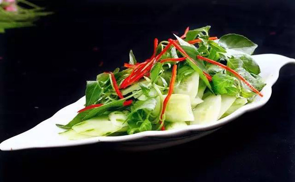  p>荆芥拌黄瓜是一种美食,主要材料有:黄瓜,荆芥,盐,醋, a target="
