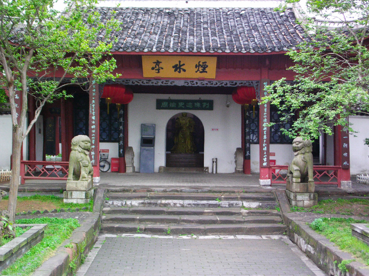 北倚庐山,南邻中国最大淡水湖---鄱阳湖,周瑜点将台爱莲池景区,以周瑜