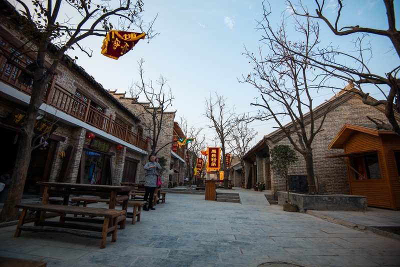  p>七贤民俗村(原锦绣云台温泉山庄),是一处以民俗小吃,河南非遗,室内