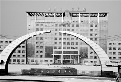  p>七台河职业学院是经 a href="#" data-lemmaid="8839878">黑龙江省