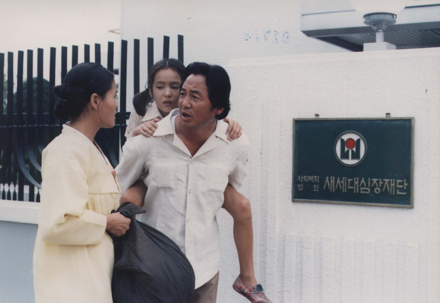 之后出演了众多的电影和电视剧,在他饰演的众多角色中,1990年至2007年