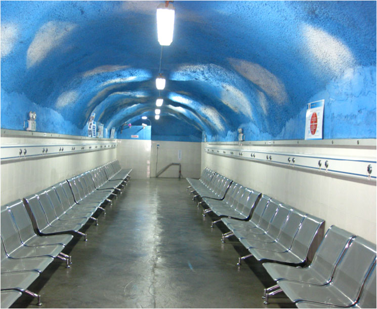  p>矿工自救中,设置避难硐室是十分必要的.