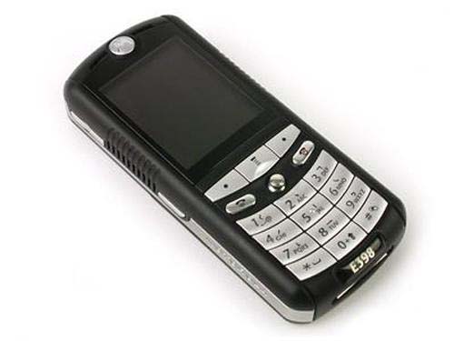  p>摩托罗拉e398采用了时下最流行的直板机身设计,在简约的机身中却不