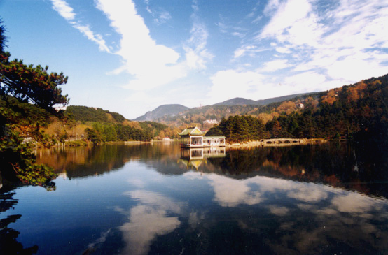  p>小天池位于庐山牯岭东北小天池山顶,海拔1213米. /p>