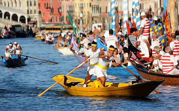  p>赛船节,船是意大利水城威尼斯的主要交通工具,故赛船节的划船比赛