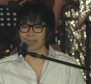  p>《游乐场》是卢庚戌演唱的一首歌曲,由卢庚戌填词,卢庚戌谱曲. /p>