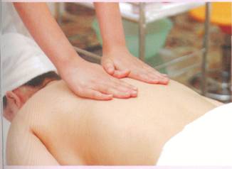  p data-id="gnx9fuj7l5">推油是一种保健活动,按摩师将 a target="