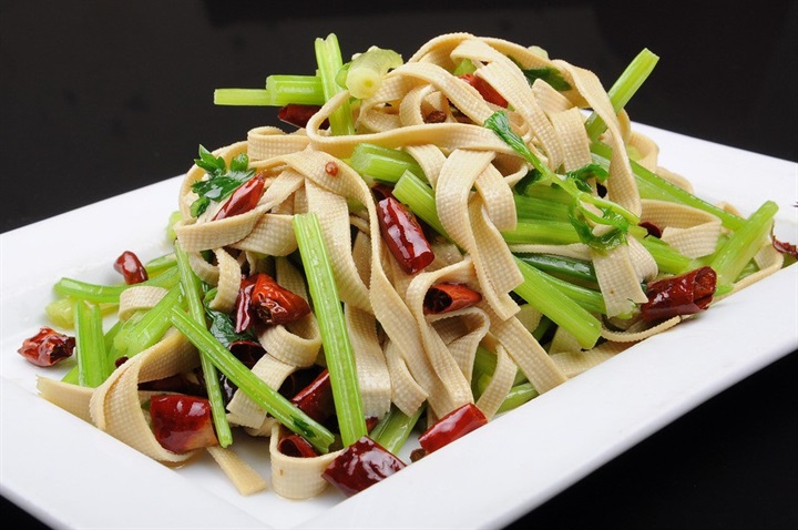  p>芹菜炒千张是一道简单的家常菜,主料是芹菜,千张. /p>