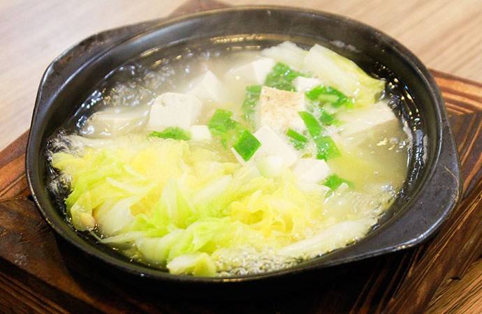 p>砂锅白菜汤是一道菜品,制作原料有白菜,虾米,豆腐等. /p>