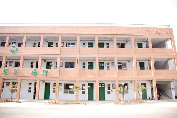  p>新乡市外国语小学建于1950年,位于新乡市文化街114号,学校环境优美