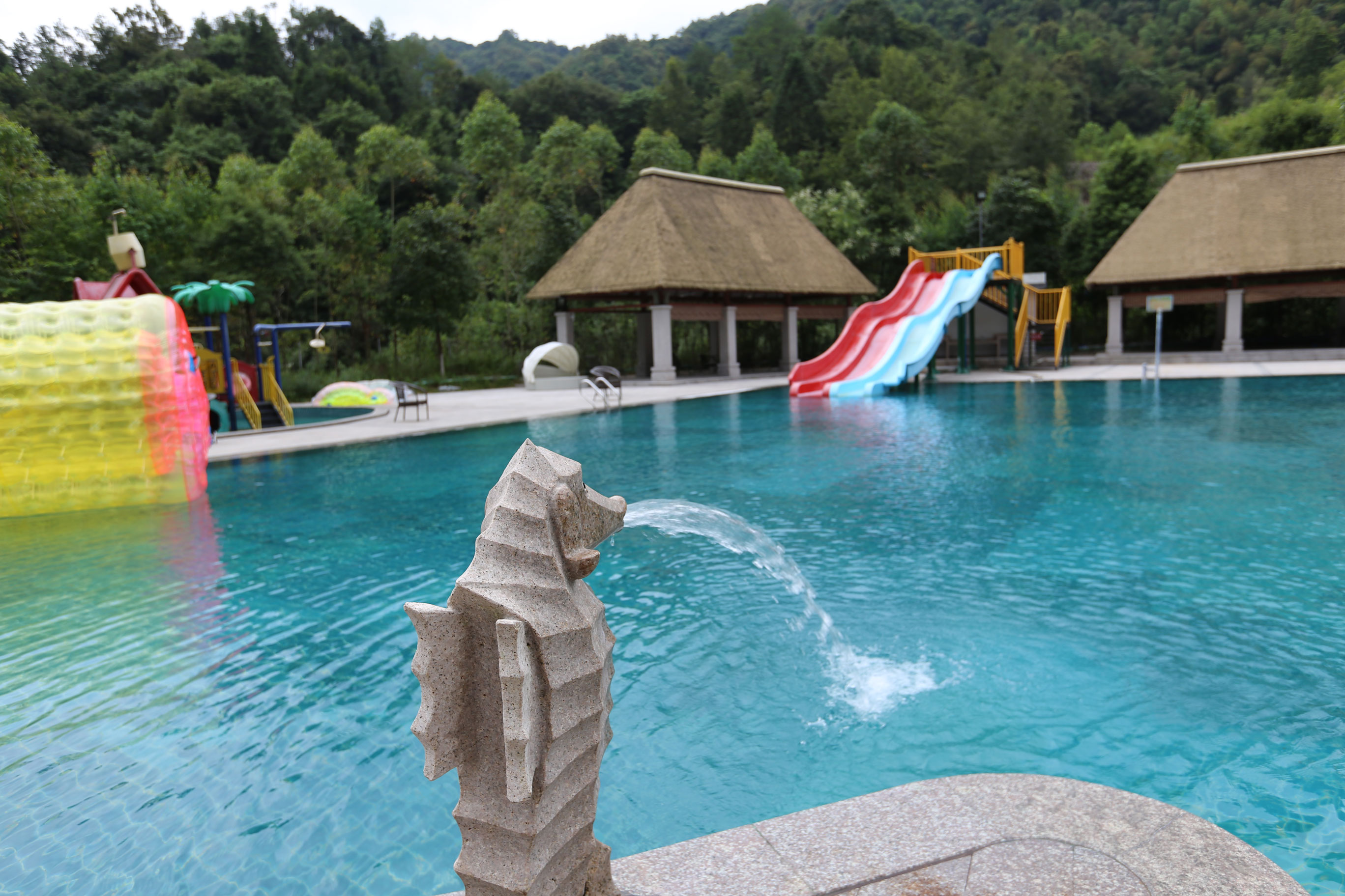  p>新丰云天海温泉度假村位于广东新丰县梅坑镇利坑角,占地4800亩.