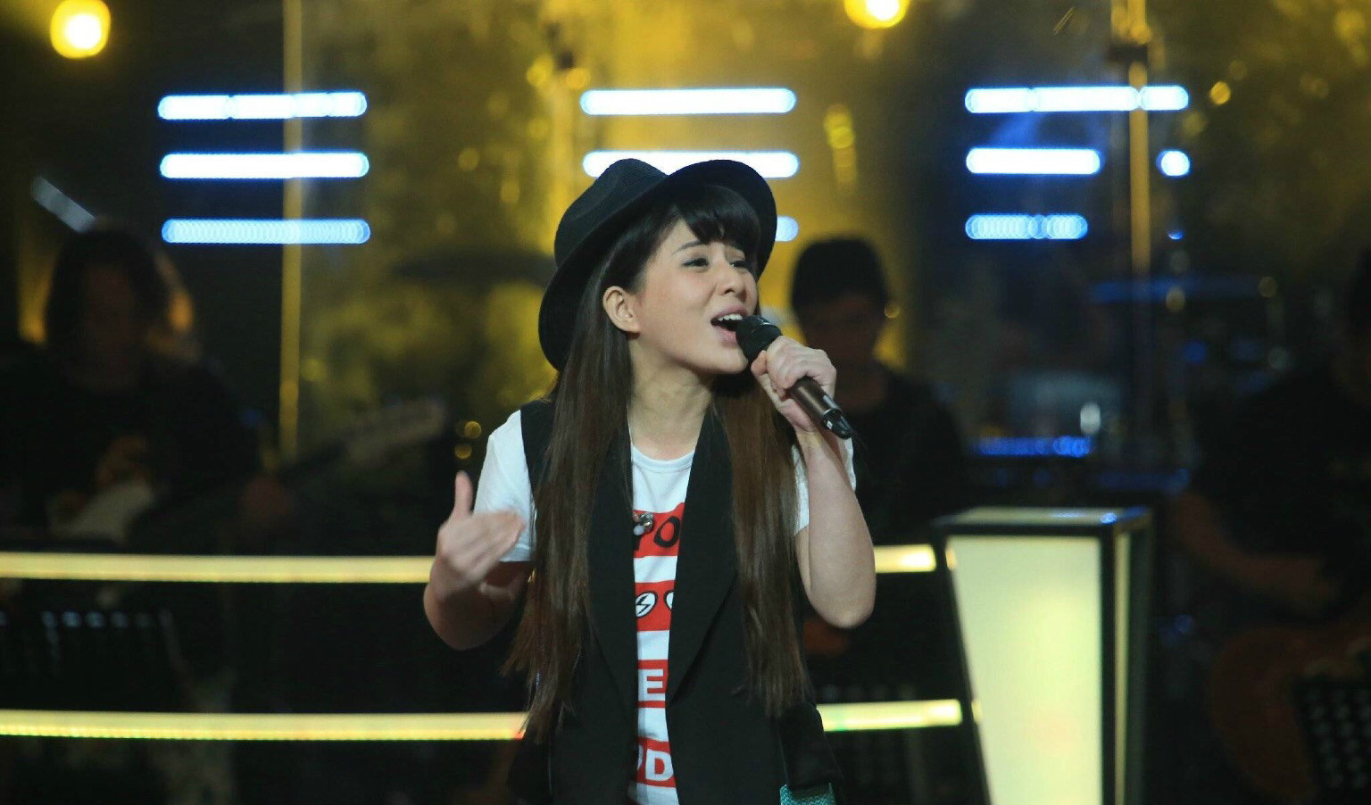  p>李邹珺(贝贝),1987年7月31日出生于湖北省武汉市,中国内地女歌手.