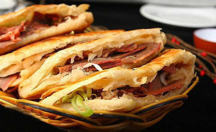  p>枣强鞋底烧饼是一道以精粉,麻酱为主要食材制作的美食. /p>