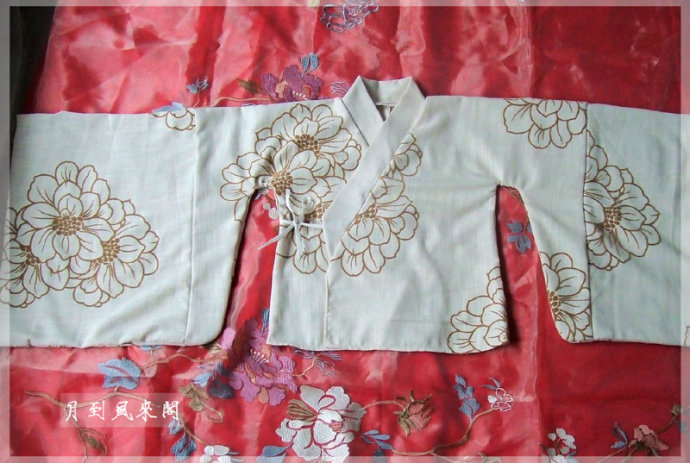  p>中衣又称里衣,是汉服的衬衣,起搭配和衬托作用.