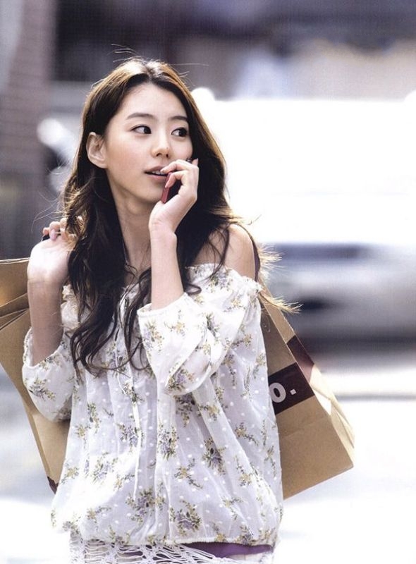  /p> p>2002年,随sugar组合作为歌手正式出道;同年sugar组合发行首张