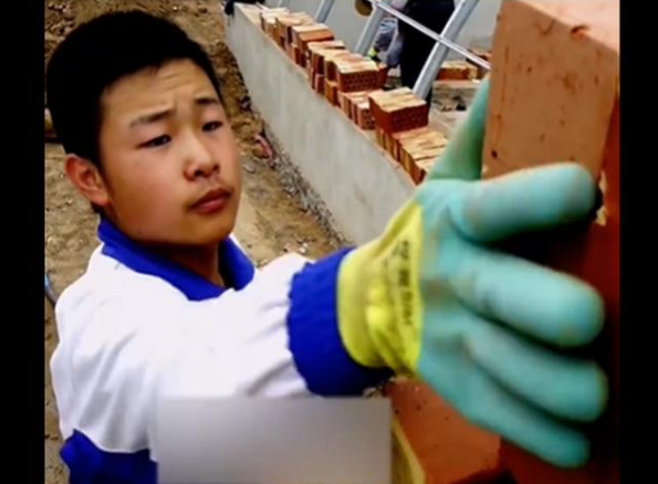  p data-id="gnc0ipgexj">"搬砖男孩"魏凯伦,男,甘肃省通渭县人,2016