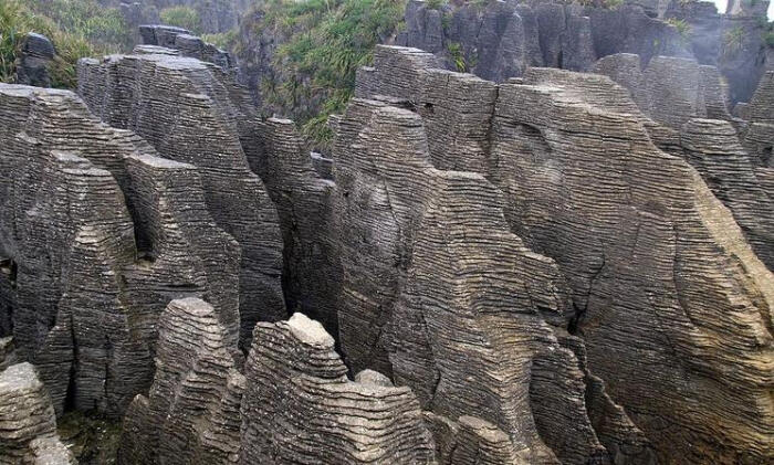  p>发育于大连-复州地区太原组底部的淡灰色,巨厚状含燧石结核灰岩层.
