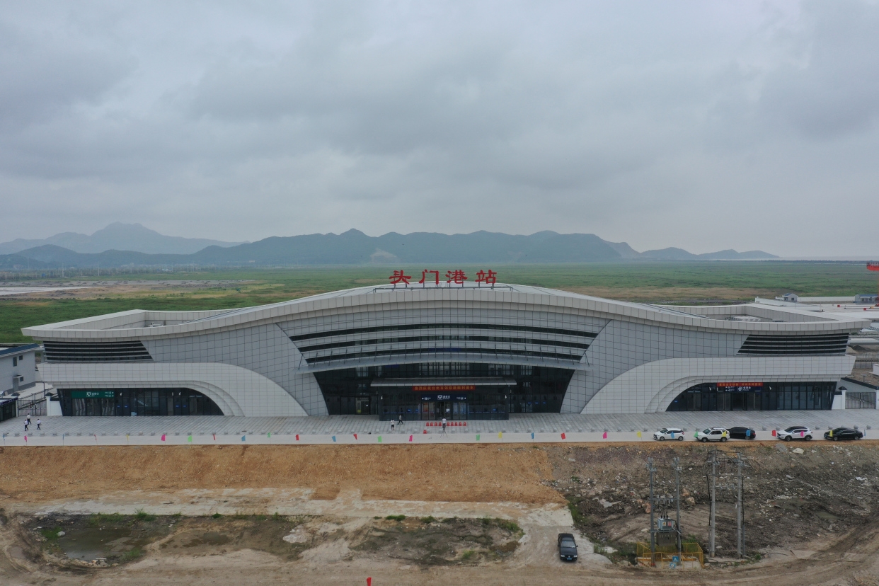 >头门港站(toumengang railway station),位于中国浙江省台州市临海市
