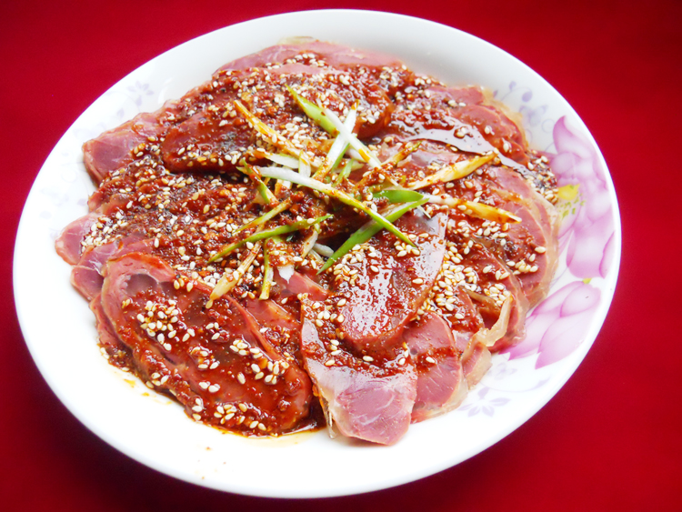  p>凉拌驴肉是陕西地区传统名菜.