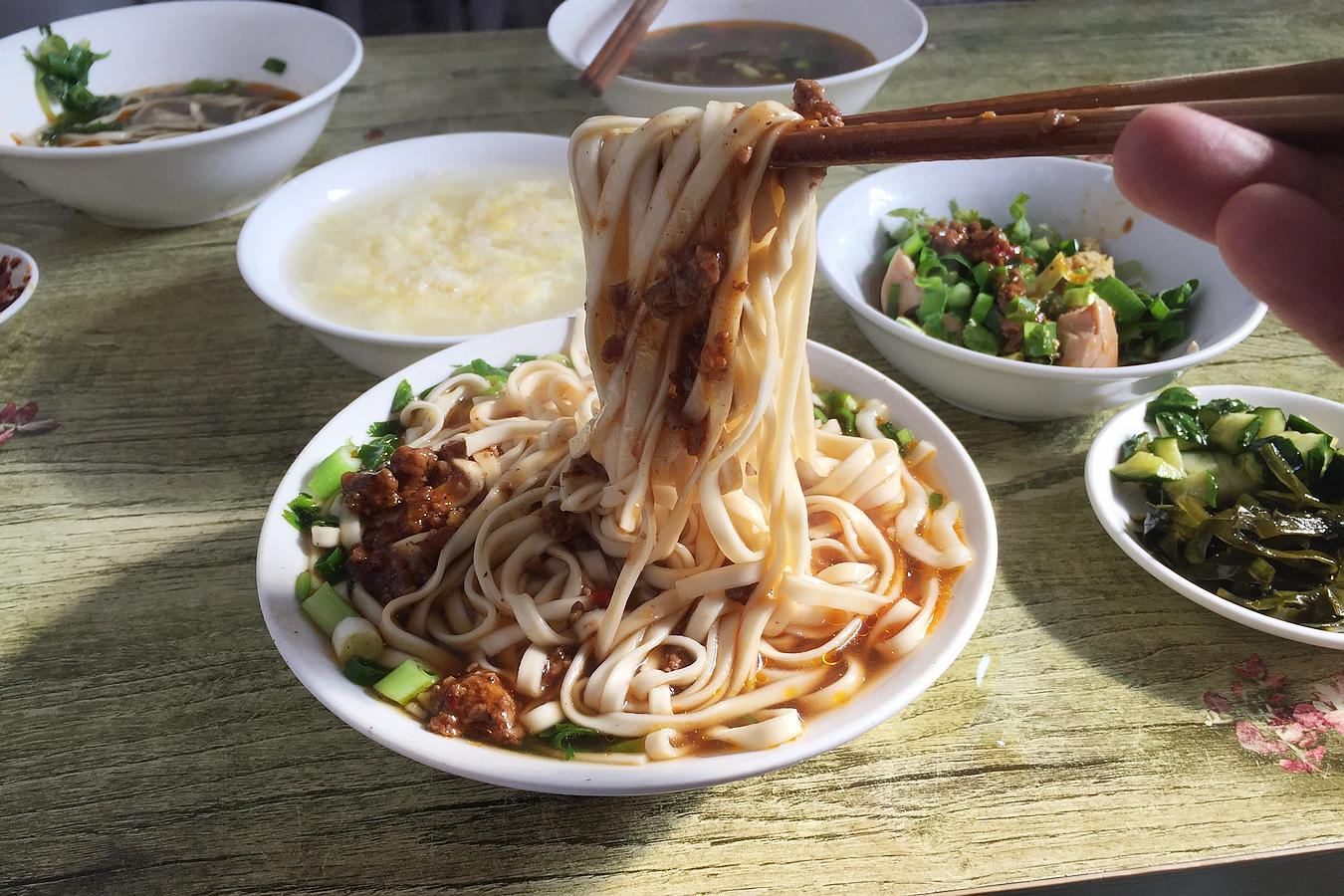  p data-id="gnwxlwy3to">邹城风味的"川味面条" 山东邹城的名吃之一