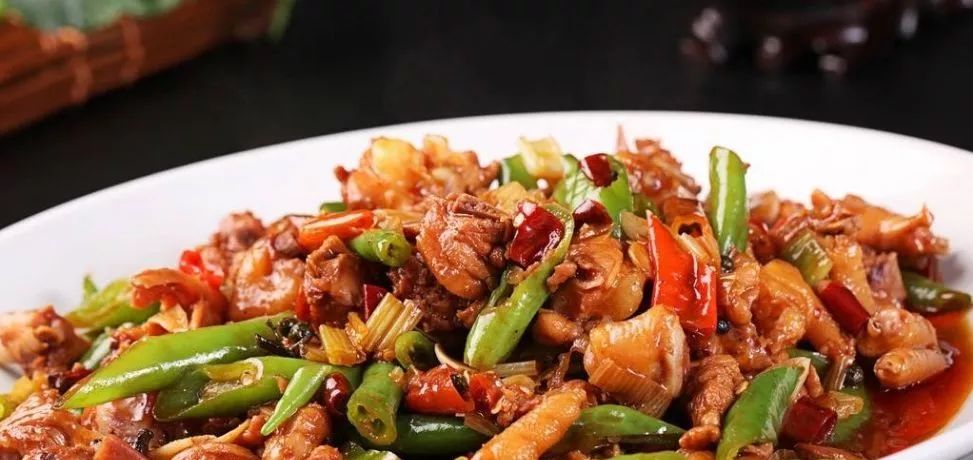  p>辣椒炒鸡是由辣椒,鸡肉为主要食材做成的一道菜品,属于家常菜.