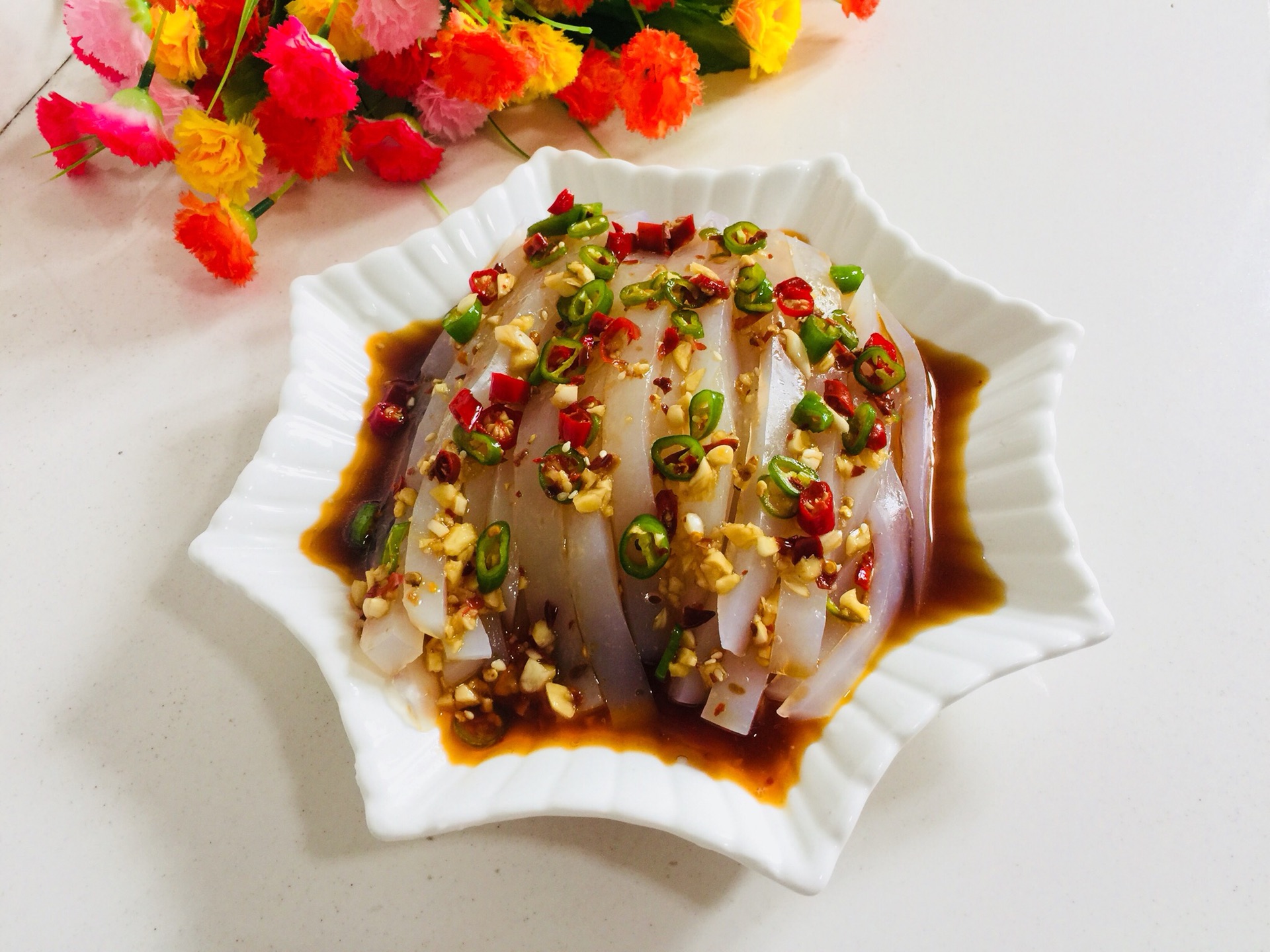  p>伤心凉粉是四川省的一道著名的客家小吃;伤心凉粉一说有二解:一为