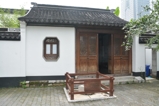  p>前北岸明代楠木厅东厢房原为厨房,坐东朝西,二开间,硬山式清朝建筑