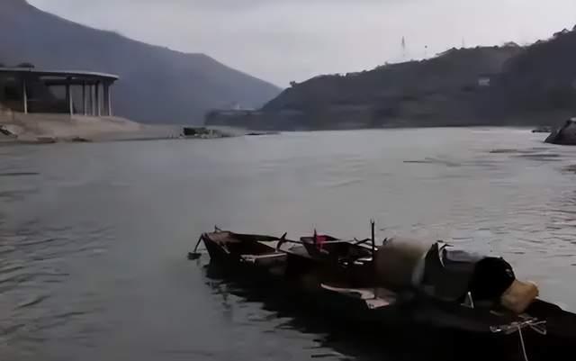 长江天价捞尸人：要价3.6万，一天曾救13人，臭味要花几天才洗掉_百科TA说